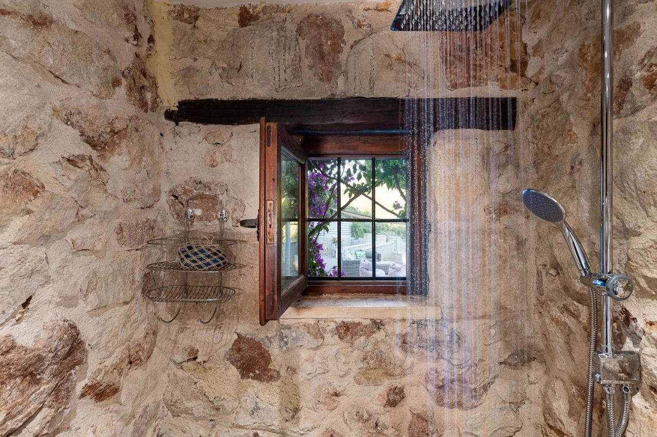 Villa Verekinthos - Pool, Hot Tub, Bbq, Kids Playground, Stunning Mountain Views Yerolakkos