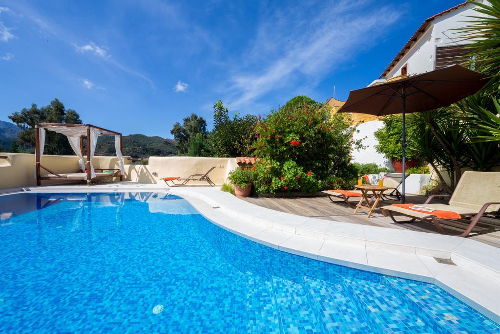 Villa Verekinthos - Pool, Hot Tub, Bbq, Kids Playground, Stunning Mountain Views Yerolakkos