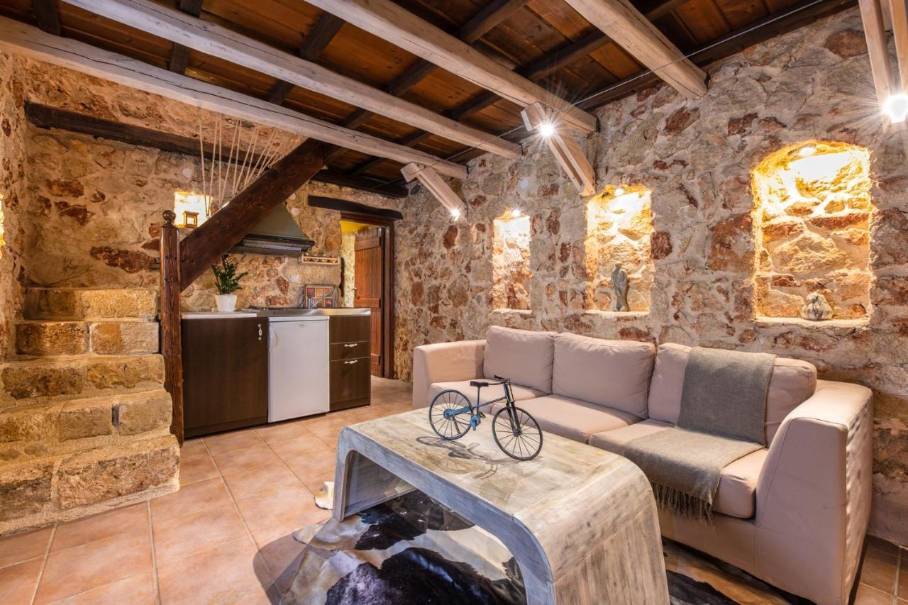 Villa Verekinthos - Pool, Hot Tub, Bbq, Kids Playground, Stunning Mountain Views *