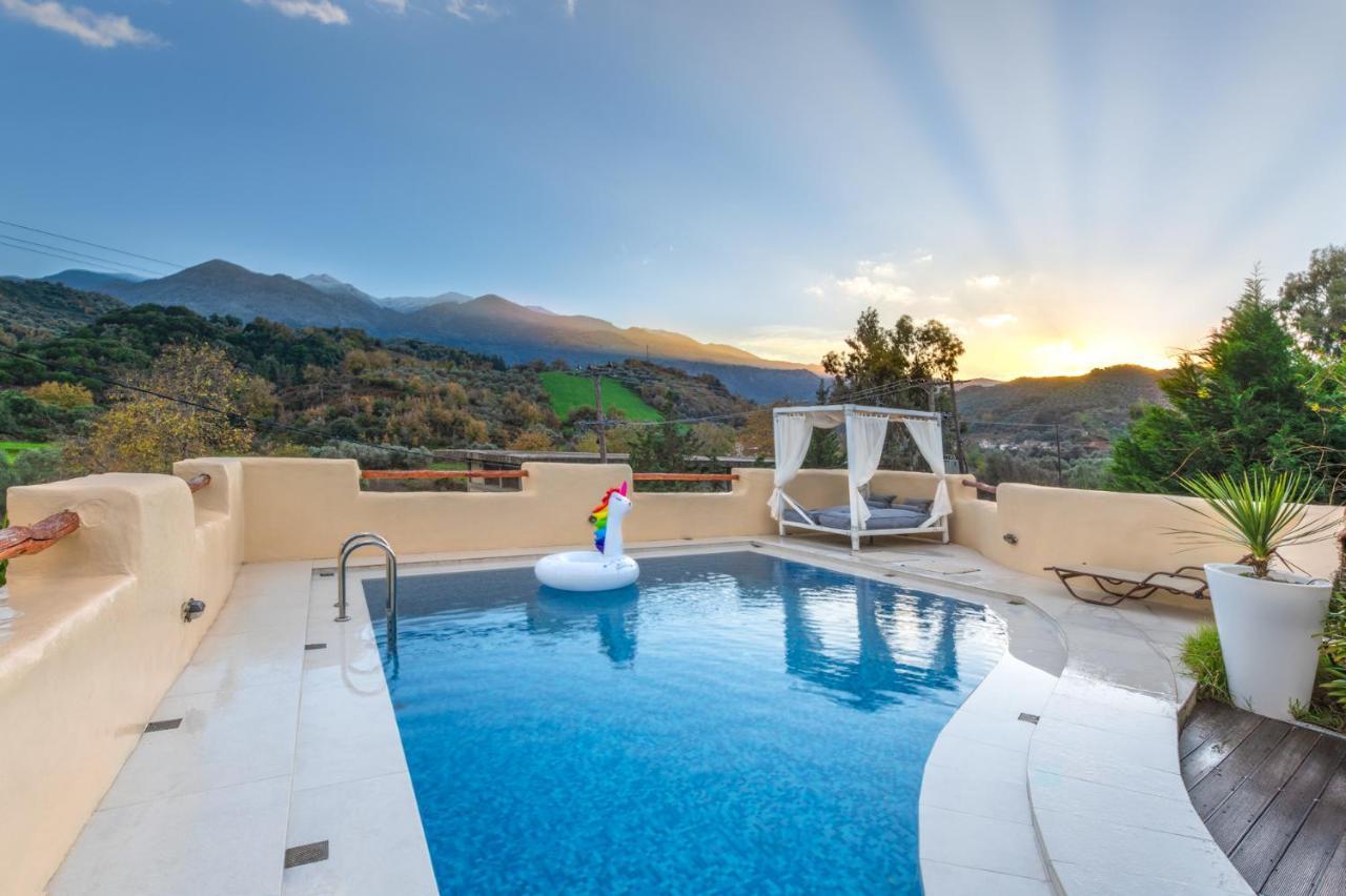 Verekinthos - Pool, Hot Tub, Bbq, Kids Playground, Stunning Mountain Views Yerolakkos